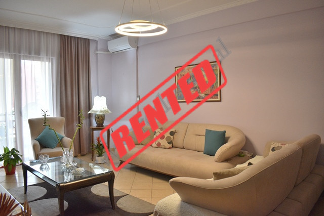 Apartament 2+1 me qira ne rrugen e Kavajes shume prane qendres GKAM ne Tirane.
Pozicionohet ne kati